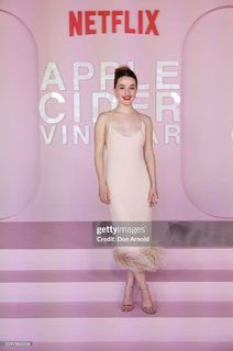 Kaitlyn Dever feet photo thumbnail