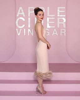Kaitlyn Dever feet photo thumbnail