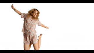 Kaitlyn Dever feet photo thumbnail