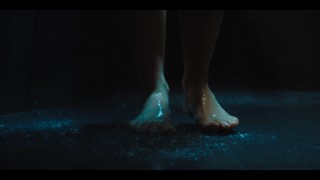 Kaitlyn Dever feet photo thumbnail