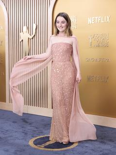Kaitlyn Dever feet photo thumbnail