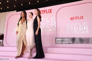 Kaitlyn Dever feet photo thumbnail