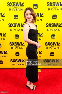 Kaitlyn Dever feet photo thumbnail