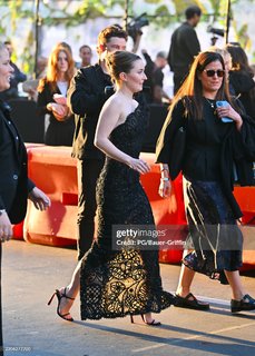 Kaitlyn Dever feet photo thumbnail