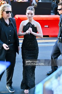 Kaitlyn Dever feet photo thumbnail