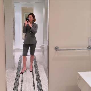 Kaitlyn Dever feet photo thumbnail