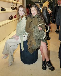 Kaitlyn Dever feet photo thumbnail