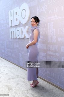 Kaitlyn Dever feet photo thumbnail