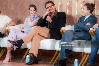 Kaitlyn Dever feet photo thumbnail