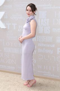 Kaitlyn Dever feet photo thumbnail