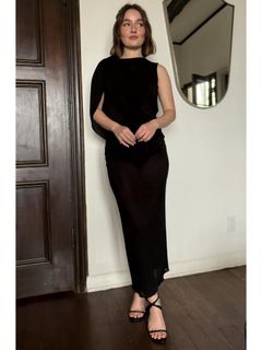 Kaitlyn Dever feet photo thumbnail