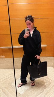 Kaitlyn Dever feet photo thumbnail