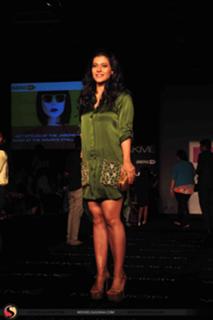 Kajol feet photo thumbnail