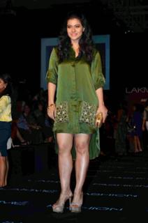 Kajol feet photo thumbnail