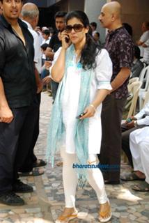 Kajol feet photo thumbnail