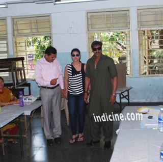 Kajol feet photo thumbnail