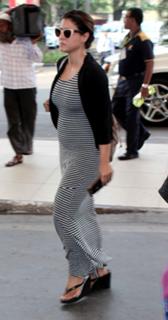 Kajol feet photo thumbnail