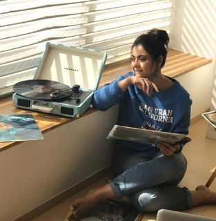 Kajol feet photo thumbnail