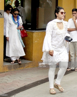 Kajol feet photo thumbnail