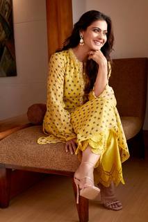 Kajol feet photo thumbnail