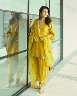 Kajol feet photo thumbnail