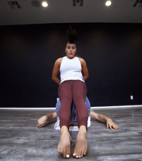 Kalani Hilliker feet photo thumbnail