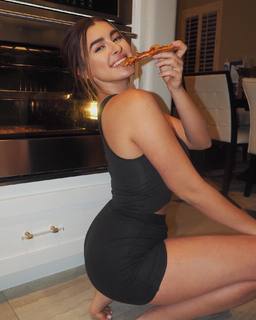 Kalani Hilliker feet photo thumbnail