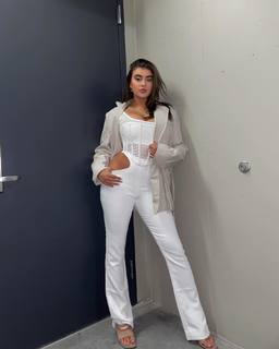 Kalani Hilliker feet photo thumbnail