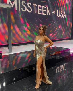 Kalani Hilliker feet photo thumbnail