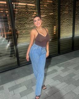 Kalani Hilliker feet photo thumbnail