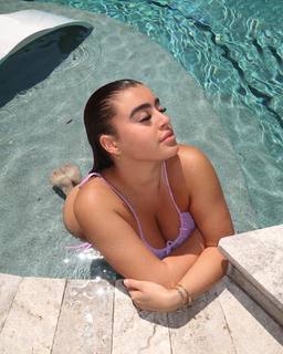 Kalani Hilliker feet photo thumbnail