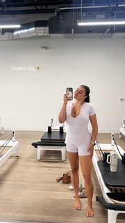 Kalani Hilliker feet photo thumbnail