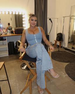 Kalani Hilliker feet photo thumbnail