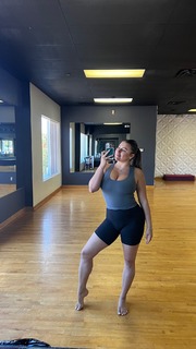 Kalani Hilliker feet photo thumbnail