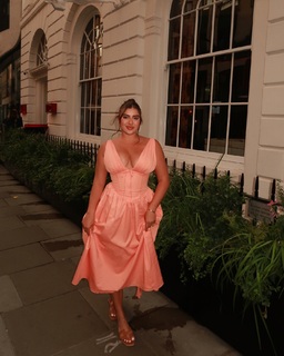 Kalani Hilliker feet photo thumbnail