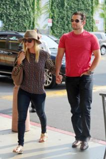 Kaley Cuoco feet photo thumbnail