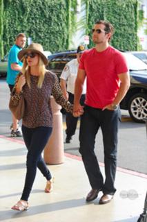 Kaley Cuoco feet photo thumbnail