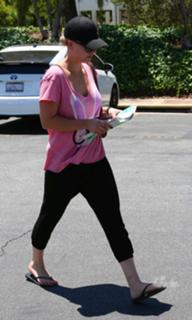 Kaley Cuoco feet photo thumbnail