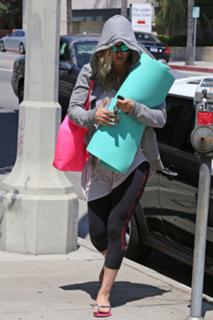 Kaley Cuoco feet photo thumbnail