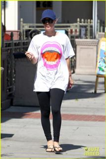 Kaley Cuoco feet photo thumbnail