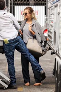 Kaley Cuoco feet photo thumbnail