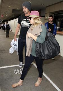 Kaley Cuoco feet photo thumbnail