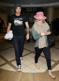 Kaley Cuoco feet photo thumbnail