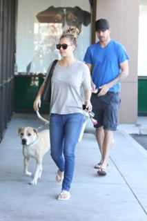 Kaley Cuoco feet photo thumbnail