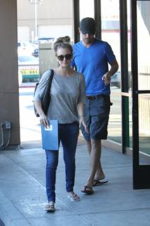 Kaley Cuoco feet photo thumbnail