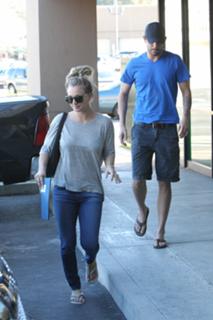 Kaley Cuoco feet photo thumbnail