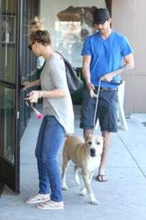 Kaley Cuoco feet photo thumbnail