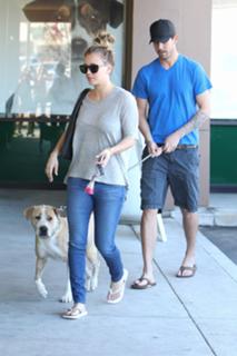 Kaley Cuoco feet photo thumbnail