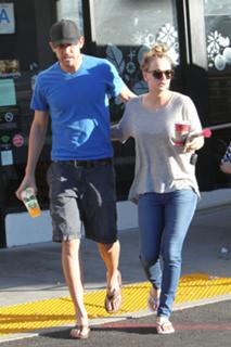 Kaley Cuoco feet photo thumbnail