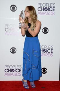 Kaley Cuoco feet photo thumbnail